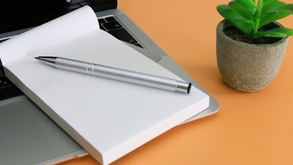 ビジネスイメージ　メモとパソコン