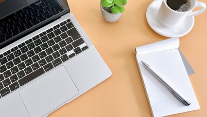 ビジネスイメージ　メモとパソコン