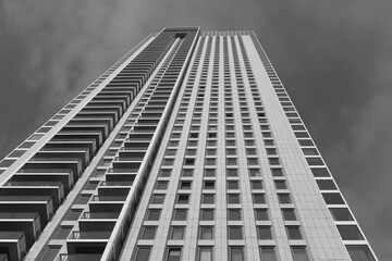 Fototapeta premium building rising through the clouds