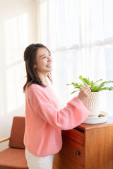 部屋でリラックスする若い女性