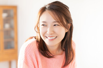 部屋でリラックスする若い女性