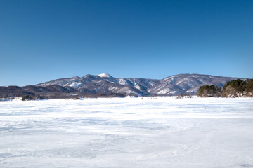 氷結した桧原湖