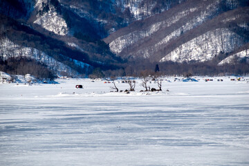 氷結した桧原湖