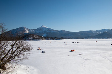 氷結した桧原湖