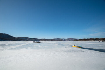 氷結した桧原湖