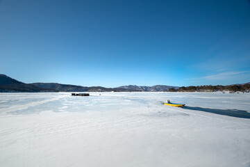 氷結した桧原湖