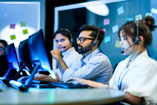 Technical support specialist achieving first contact resolution (FCR) on complex software incident. IT service desk agent diagnosing connectivity latency via cloud telephony.