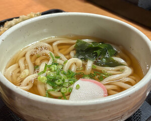 ネギとわかめをトッピングした出し汁うどん