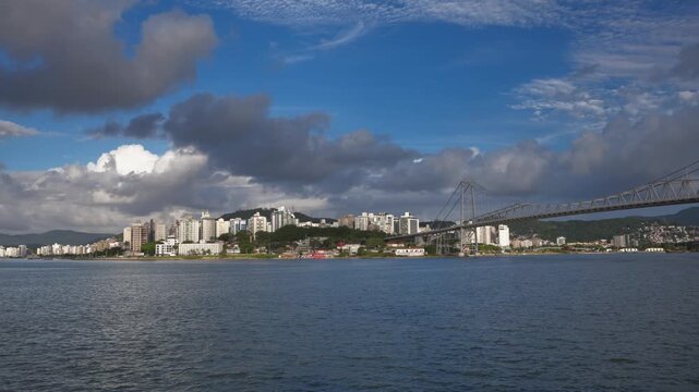 Panoramic view of the city of Florian&oacute;polis and the Herc&iacute;lio Luz suspension bridge from the mainland neighborhood.
