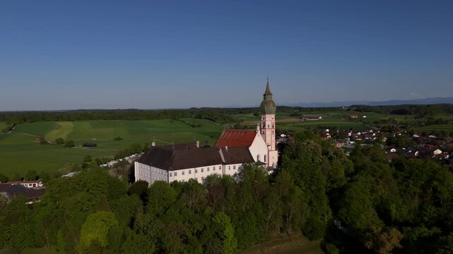 Panoramaaufnahme Kloster Andechs in der Gemeinde Andechs, Oberbayern. Benediktinerkloster mit barocker Kirche und Klosterbrauerei, Ausflugsziel nahe Muenchen am Ammersee