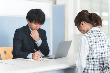 Obraz premium Male businessman interviewing female employee (temporary employee, part-time employee, contract employee)