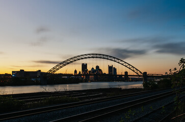 Naklejka premium Silhouette of West End Bridge over Pittsburgh 