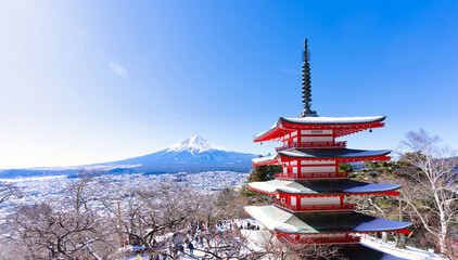 冬の富士山と雪に包まれた富士吉田の街並　Feb.2026