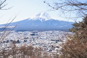 冬の富士山と雪に包まれた富士吉田の街並　Feb.2026