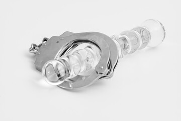 Handschellen mit Glasdildo