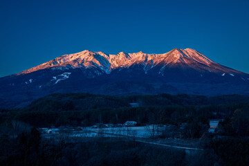 朝焼けの御嶽山　長野県 木曽町 開田高原から