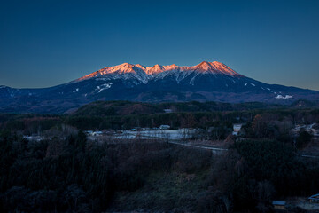 朝焼けの御嶽山　長野県 木曽町 開田高原から
