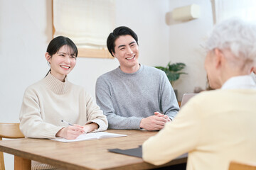 Obraz premium 将来について話し合うアジア人の家族