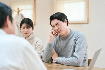 二世代で口論をするアジア人の家族