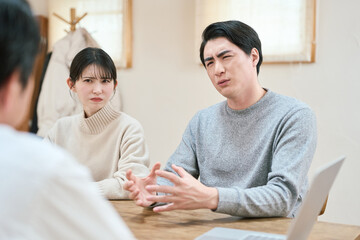 二世代で口論をするアジア人の家族