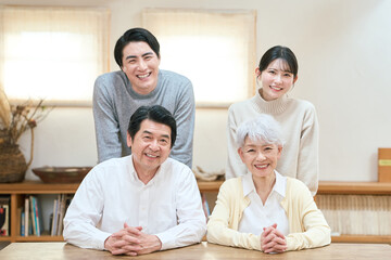 笑顔で揃うアジア人の家族