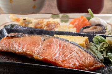 焼いた鮭の朝ごはん