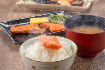 焼いた鮭の朝ごはん