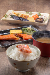 焼いた鮭の朝ごはん