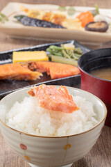 焼いた鮭の朝ごはん