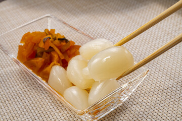 新鮮ならっきょうの酢漬け 伝統的な日本の漬物 保存食と健康食品のイメージ 