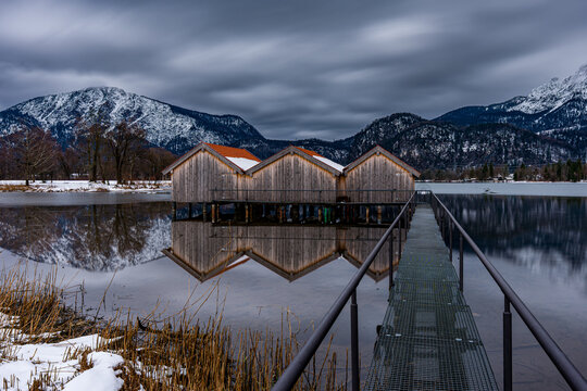 Die Bootsh&auml;user von Schlehdorf am Kochelsee an einem Wolkigen Wintertag