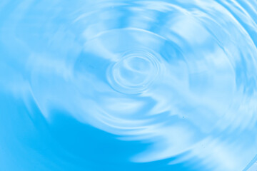 美しい水面の波紋の模様	