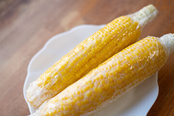 トウモロコシを電子レンジで調理する	