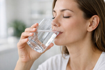 물 마시는 여성