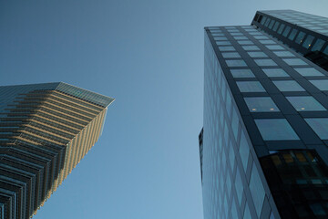 Nowoczesne wieżowce biurowe – architektura biznesowa w perspektywie z dołu © siwyk