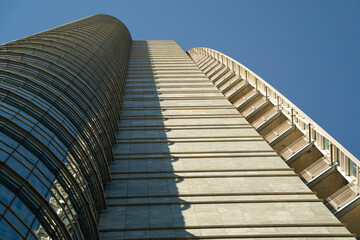 Nowoczesne wieżowce biurowe – architektura biznesowa w perspektywie z dołu © siwyk