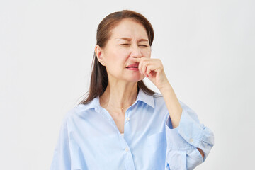 白背景で鼻づまりの女性