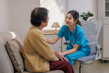 Obraz premium Young nurse providing compassionate care to an elderly patient during a home visit, offering support and health assistance