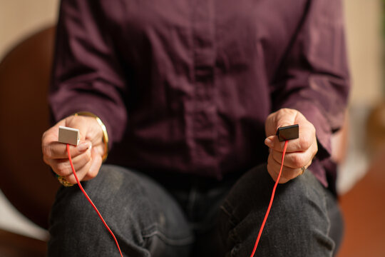 EMDR therapy using a pulsator to deliver alternating vibrations for bilateral stimulation. Highlights rhythmic tactile vibration input and structured trauma-focused processing.