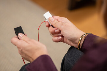 Obraz premium EMDR session using pulsator-generated signals to support bilateral processing and emotional stabilization. Highlights precise auditory timing and clinical structure.