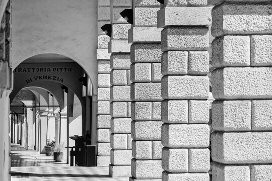 Borghi italiani in bianco e nero. Il centro storico di Conegliano Veneto, in provincia di Treviso. Veneto, Italia	