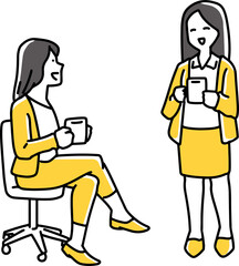 飲み物を持ちながら話をする2人の女性