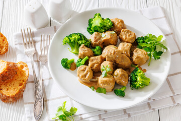 Belgian meatballs in creamy gravy with broccoli and bread