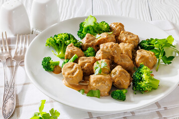 Belgian meatballs in creamy gravy with broccoli and bread