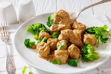 Belgian meatballs in creamy gravy with broccoli and bread