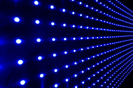 Patr&oacute;n de luces LED azules y fondo digital.Cuadr&iacute;cula de luces LED azules formando un patr&oacute;n geom&eacute;trico brillante. Concepto de iluminaci&oacute;n moderna y digital.
