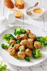 Belgian meatballs in creamy gravy with broccoli and bread