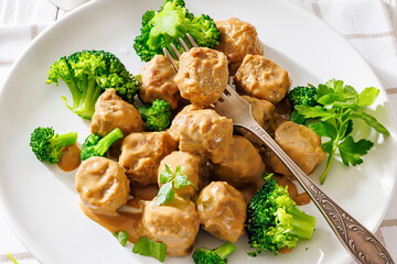 Belgian meatballs in creamy gravy with broccoli and bread