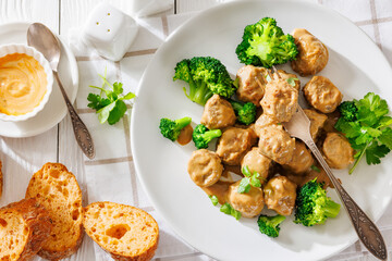 Belgian meatballs in creamy gravy with broccoli and bread