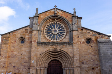 Fototapeta premium A large stone building with a large stained glass window in Avila.